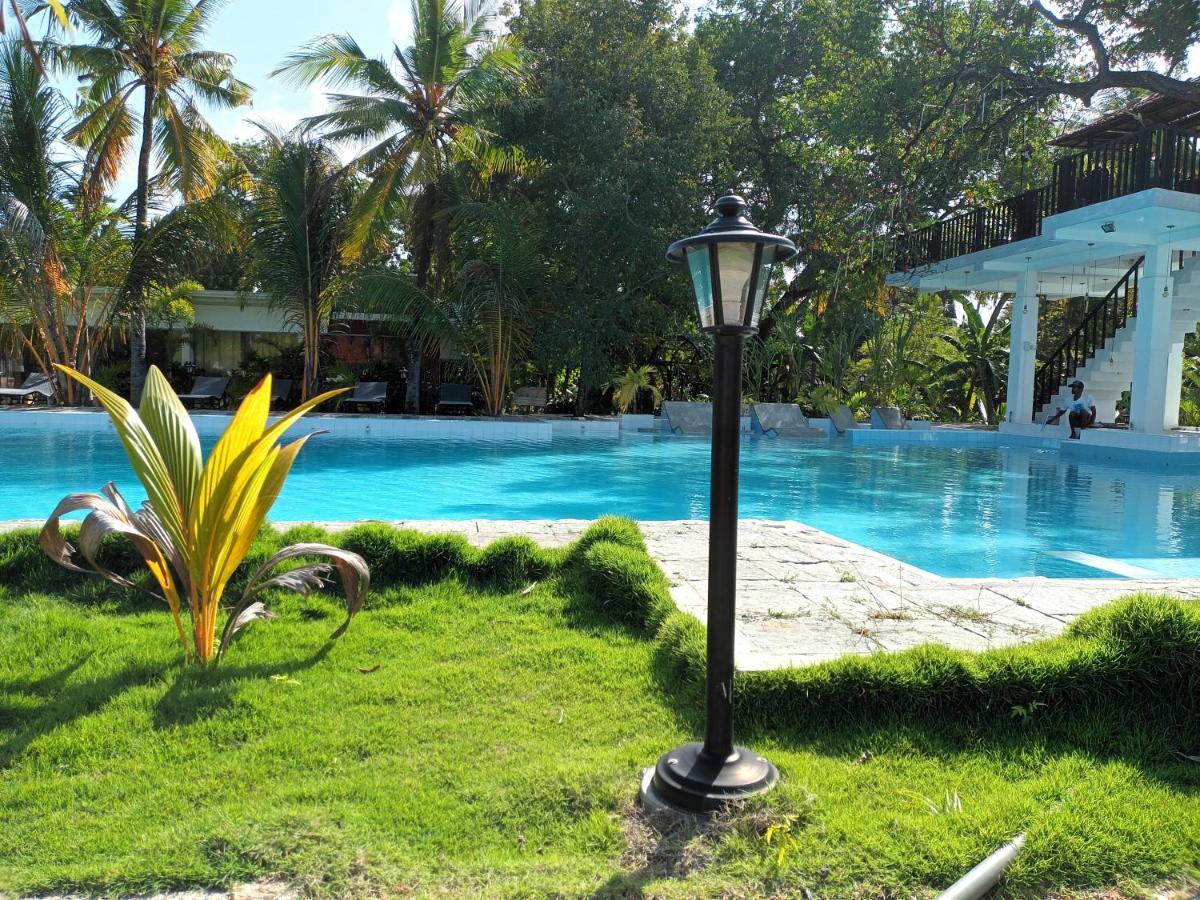 Lucky Beach Resort Triquinimale Exterior foto
