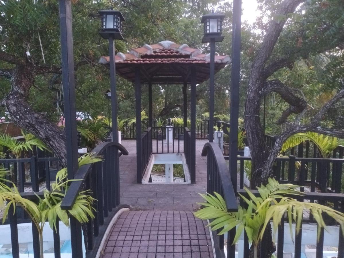 Lucky Beach Resort Triquinimale Exterior foto