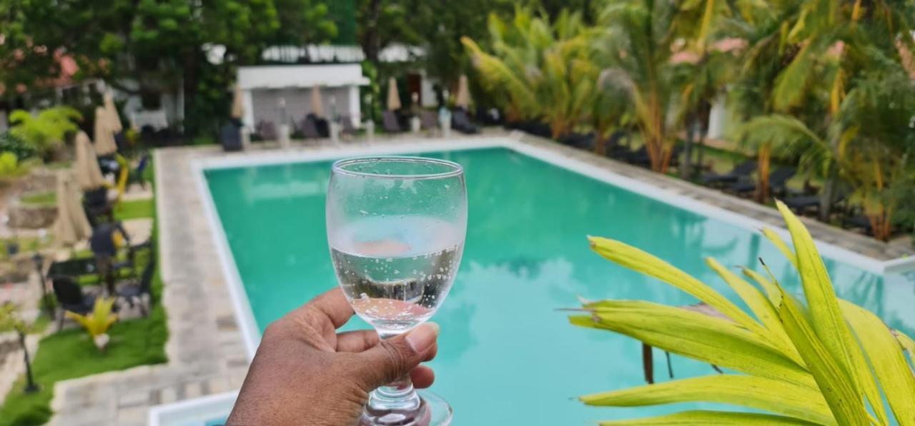 Lucky Beach Resort Triquinimale Exterior foto