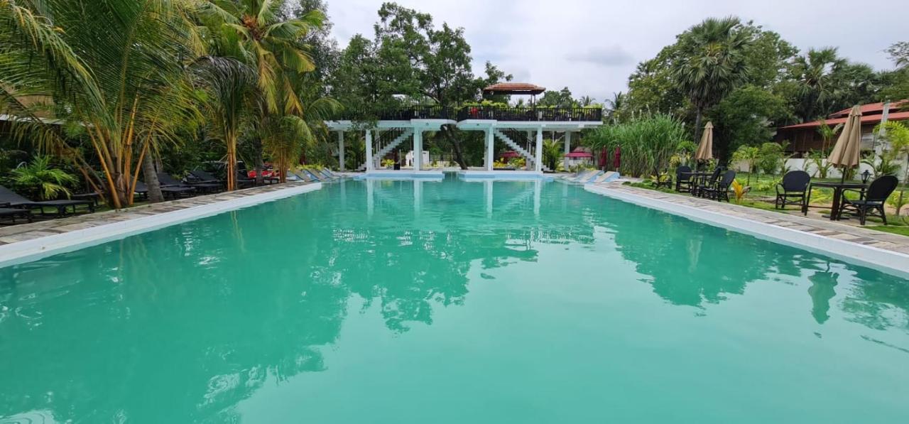 Lucky Beach Resort Triquinimale Exterior foto