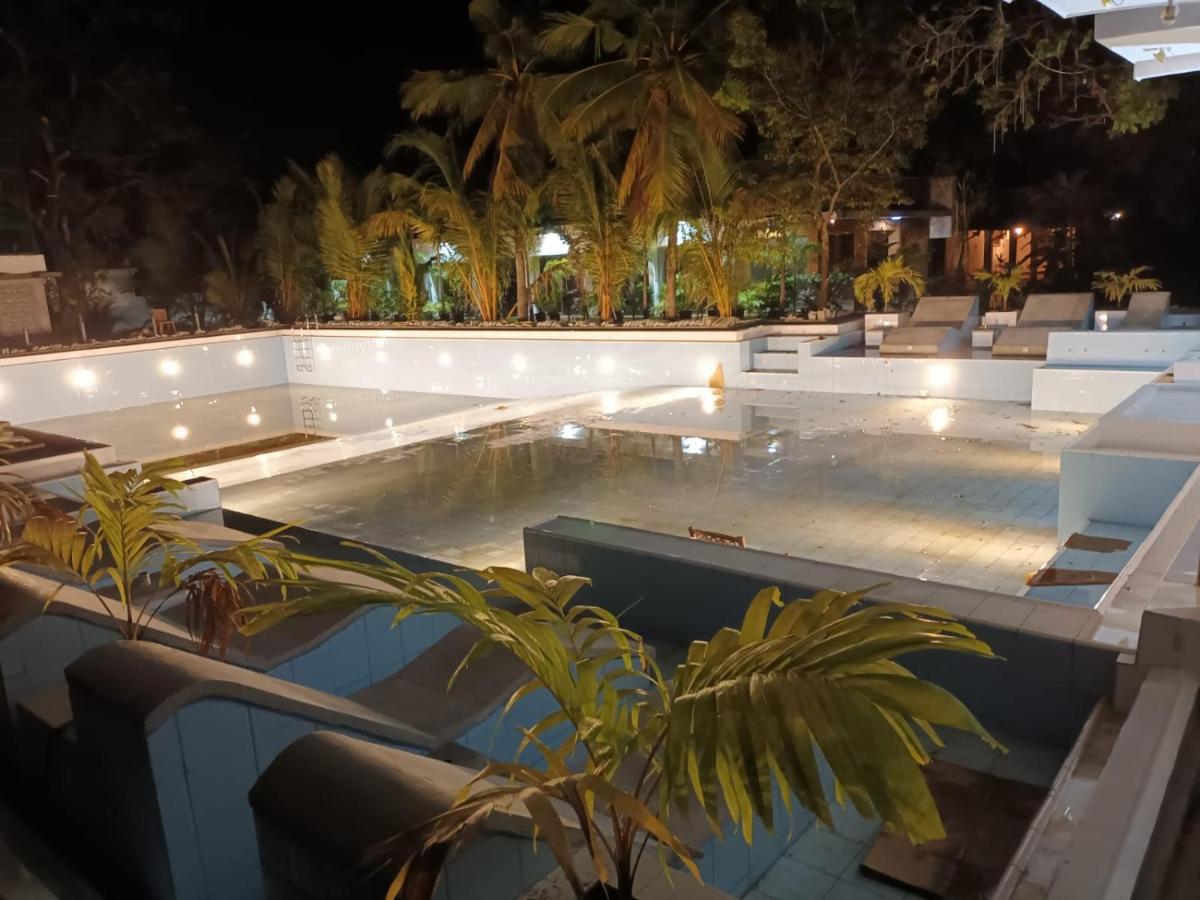 Lucky Beach Resort Triquinimale Exterior foto