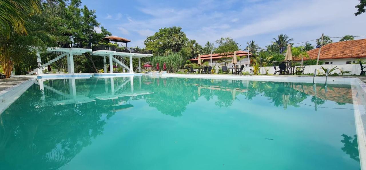Lucky Beach Resort Triquinimale Exterior foto