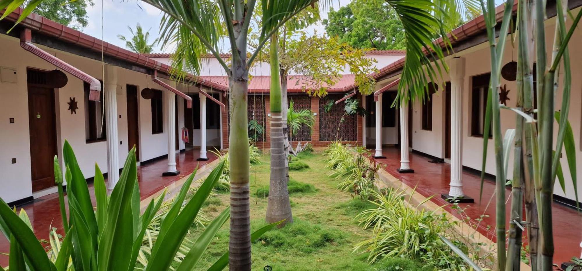Lucky Beach Resort Triquinimale Exterior foto