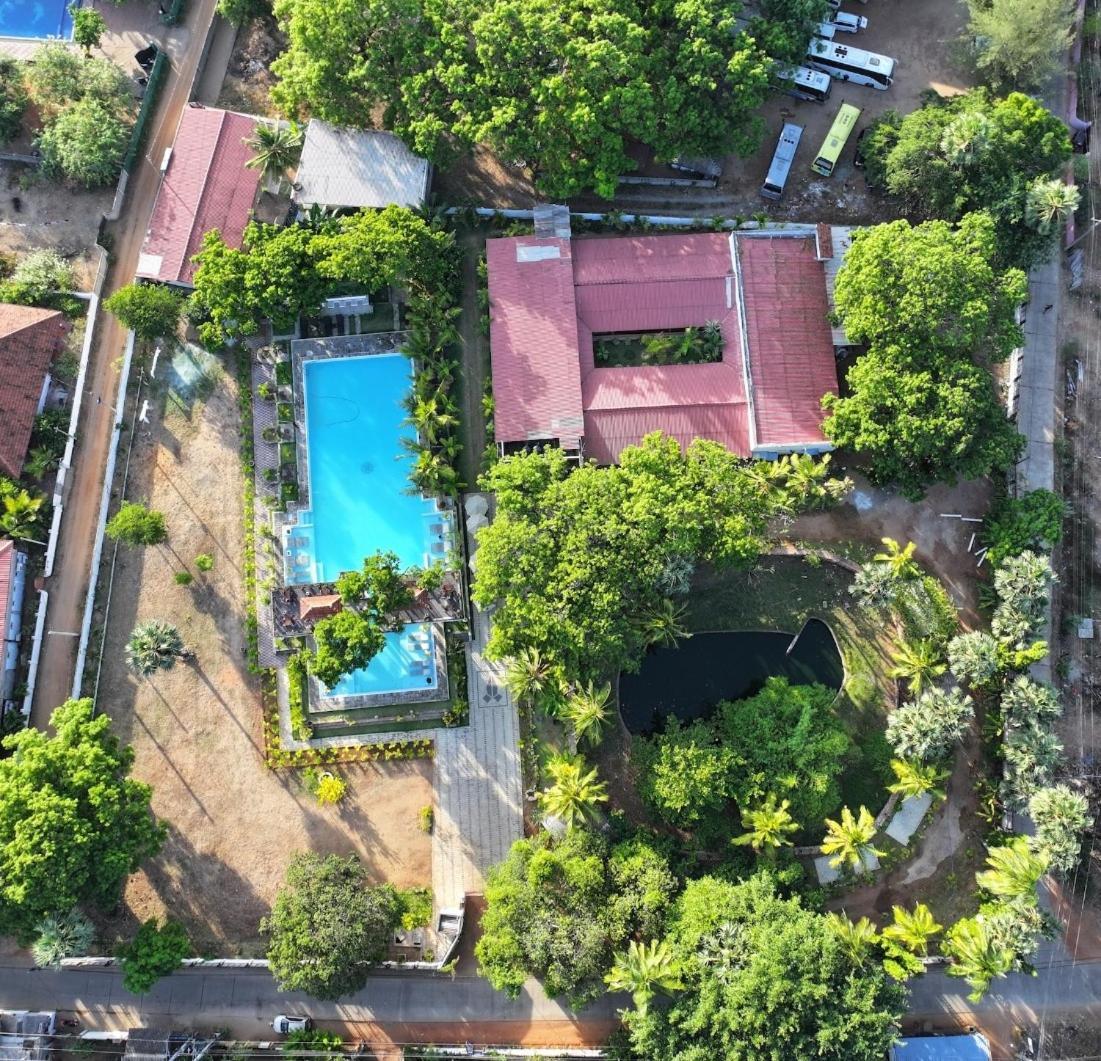 Lucky Beach Resort Triquinimale Exterior foto