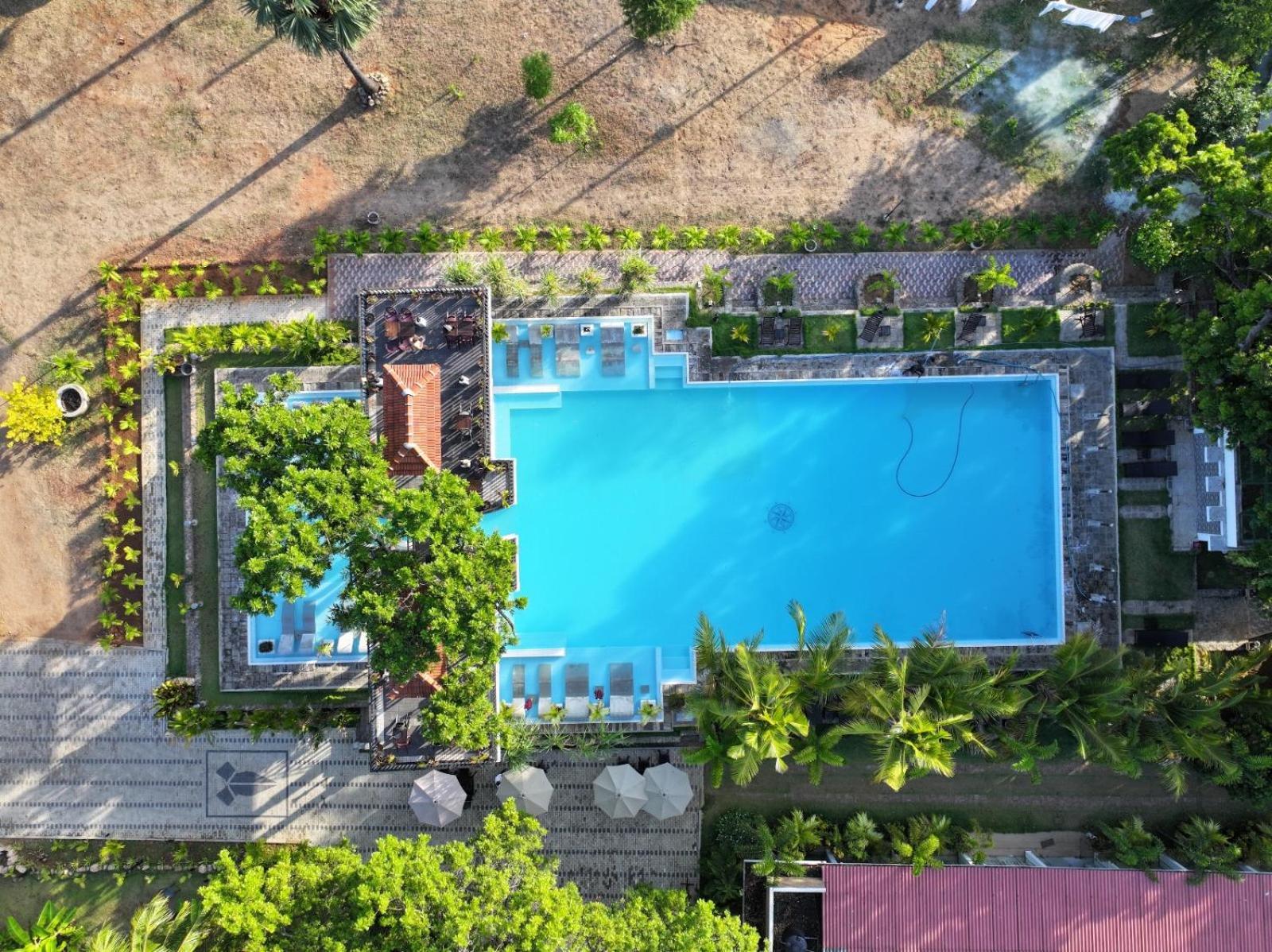 Lucky Beach Resort Triquinimale Exterior foto